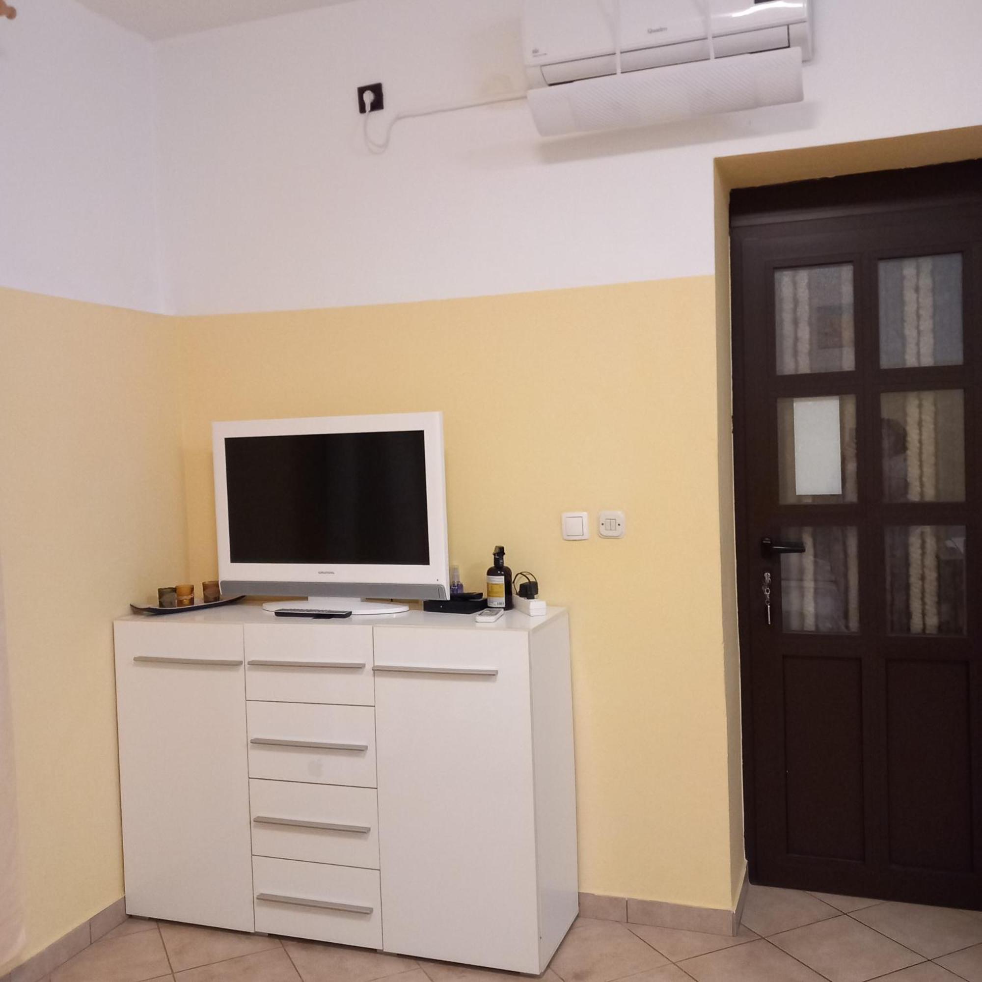 Apartmani Bozic-Omisalj Exterior photo